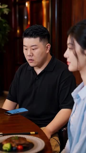 同学会剥虾被讽，老公到场后全桌破防了（44集）热门短剧推荐推荐